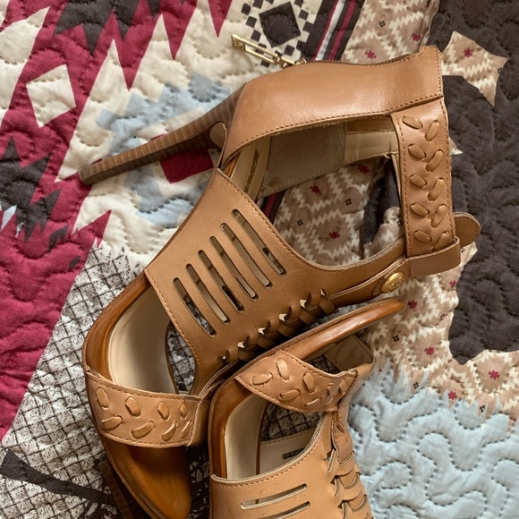 Guess strappy heels, peep toe, gladiator style, US 7, EUC, camel, sexy, neutral - Picture 2 of 12